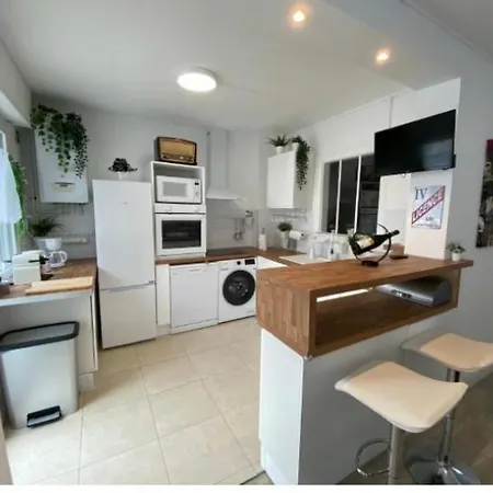 Maison De A 30 M De La 펜션 르 포르텔